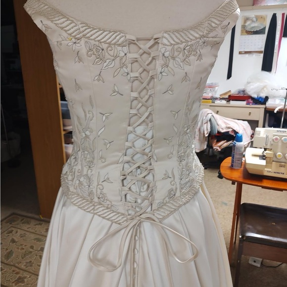 Wedding Dress - Picture 6 of 9